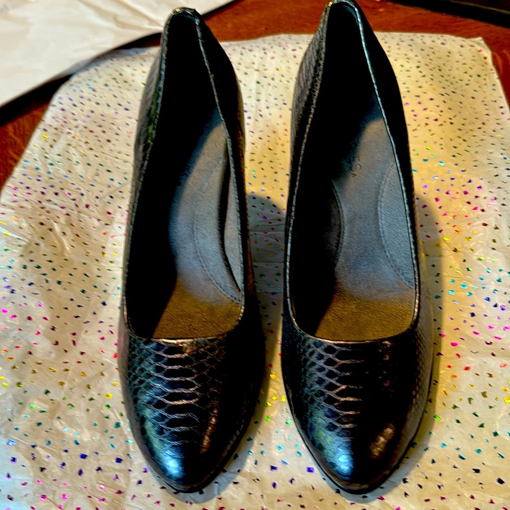 Preowned Pair of Women’s AeroSoles 91/2  dress heels.